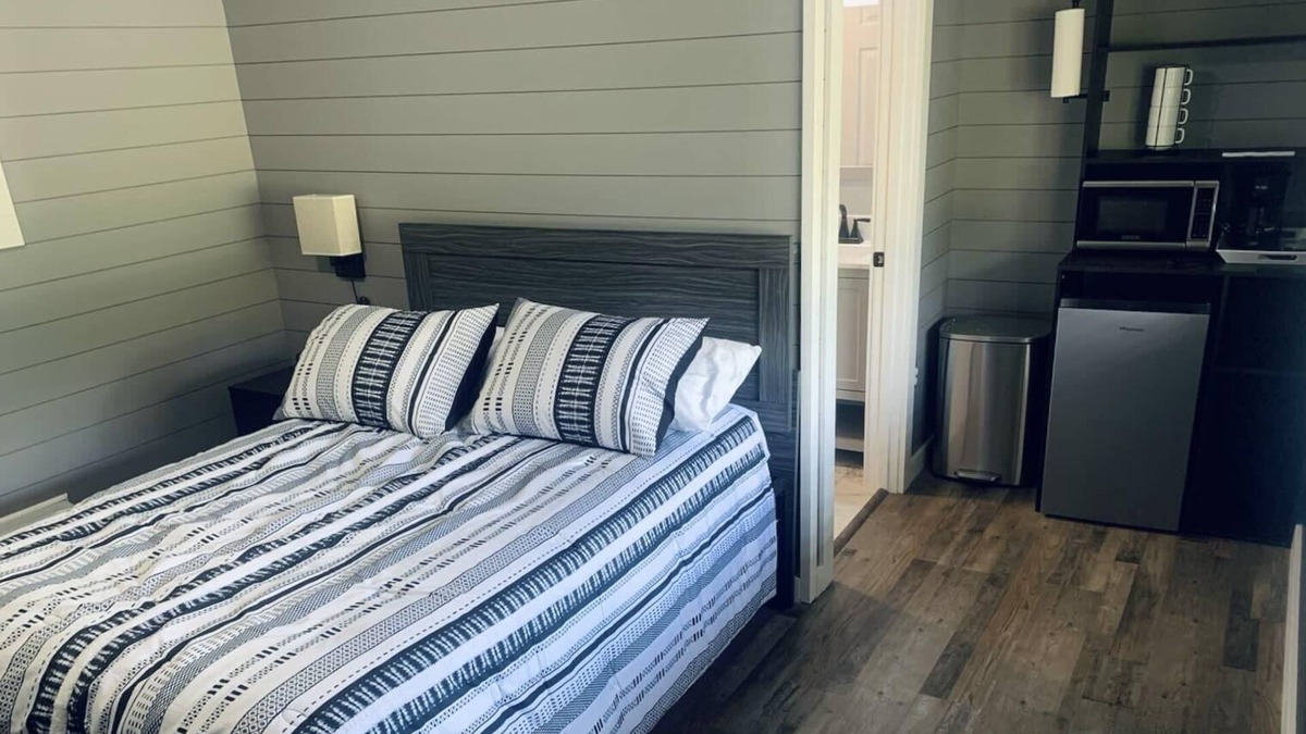 Roscommon Apartment | TeePee Room 7- Newly Renovated