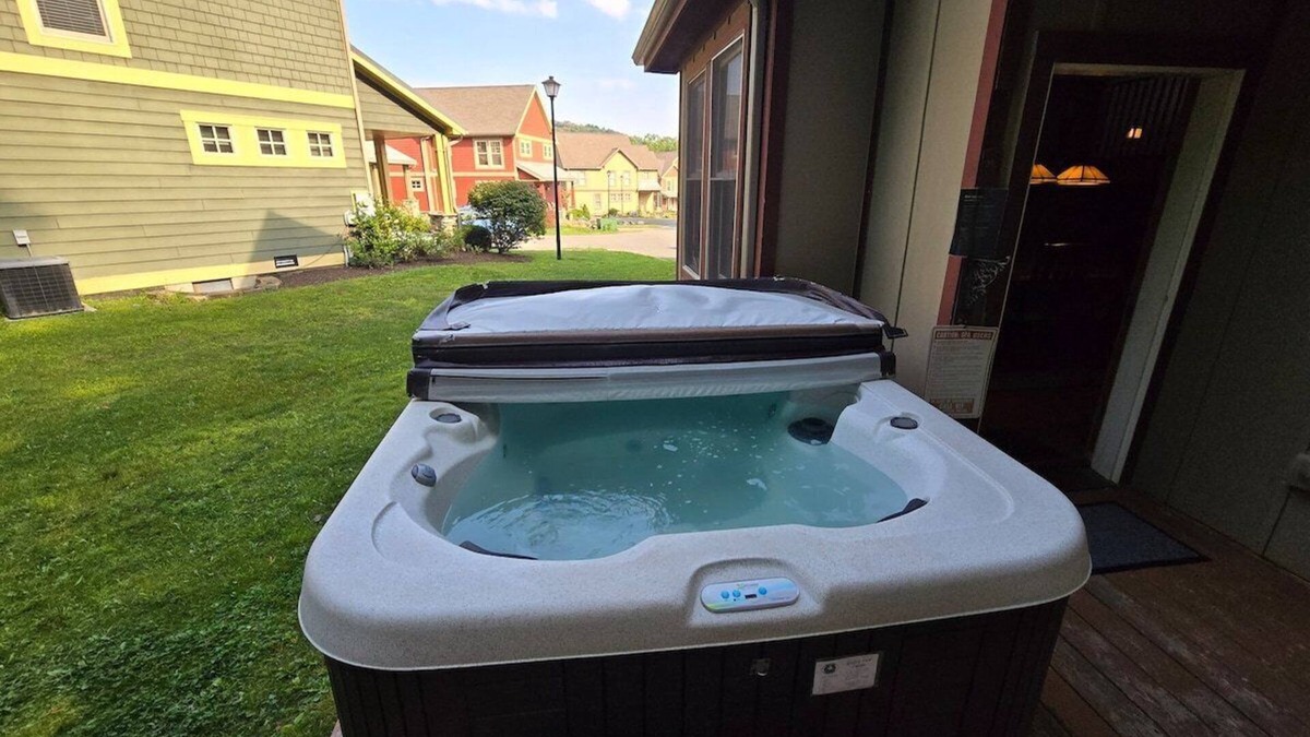 Silver Ridge House | Tees 'N Skis- Spacious 4 bedroom with Private Hot Tub near golfing, skiing and hiking