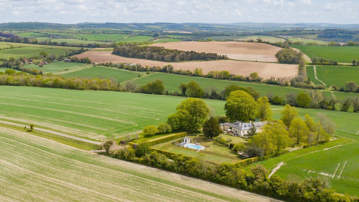 Compton Cottage | Telegraph House by inspirestays.com - a house that sleeps 10 guests in 4 bedrooms