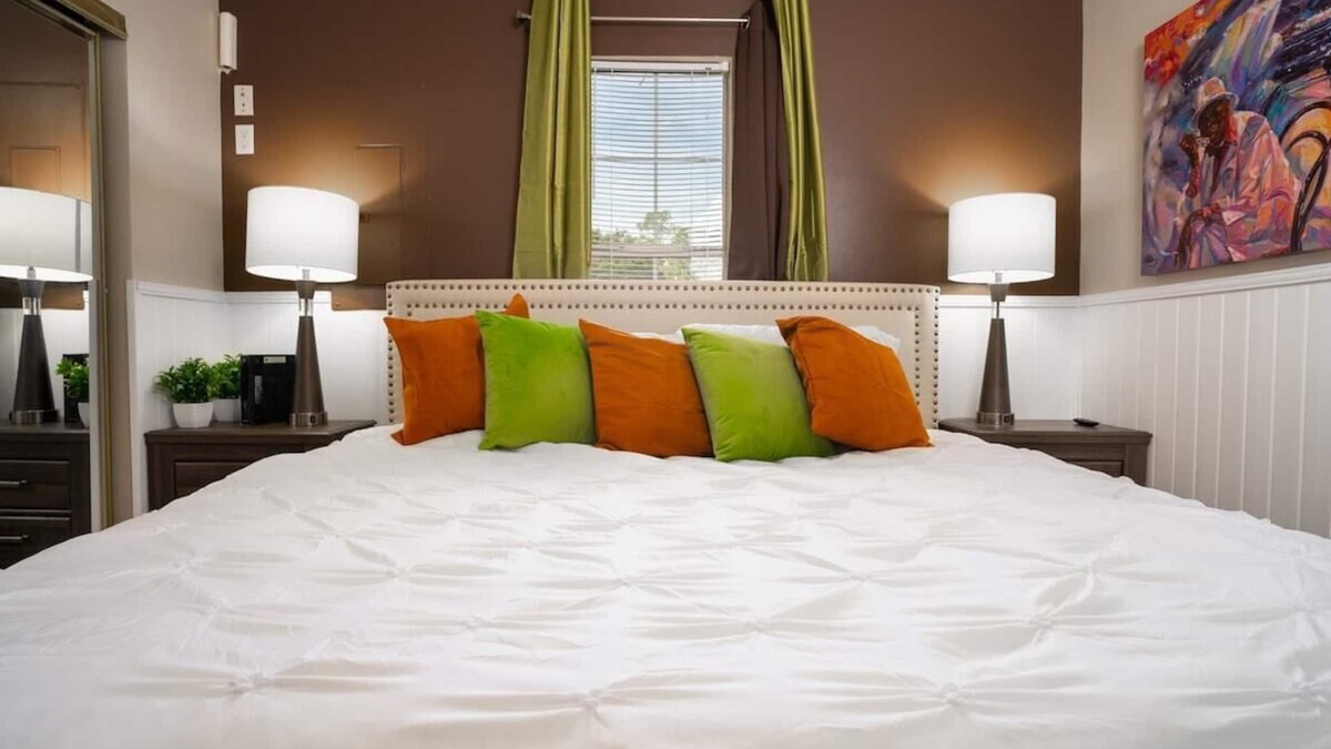 Alexandria Apartment | Temp Home King Bed WiFi Jackson St-Hwy 165 W/D