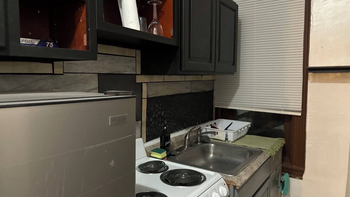 Glenwood Apartment | Temple Hospital Second Floor to the Front
