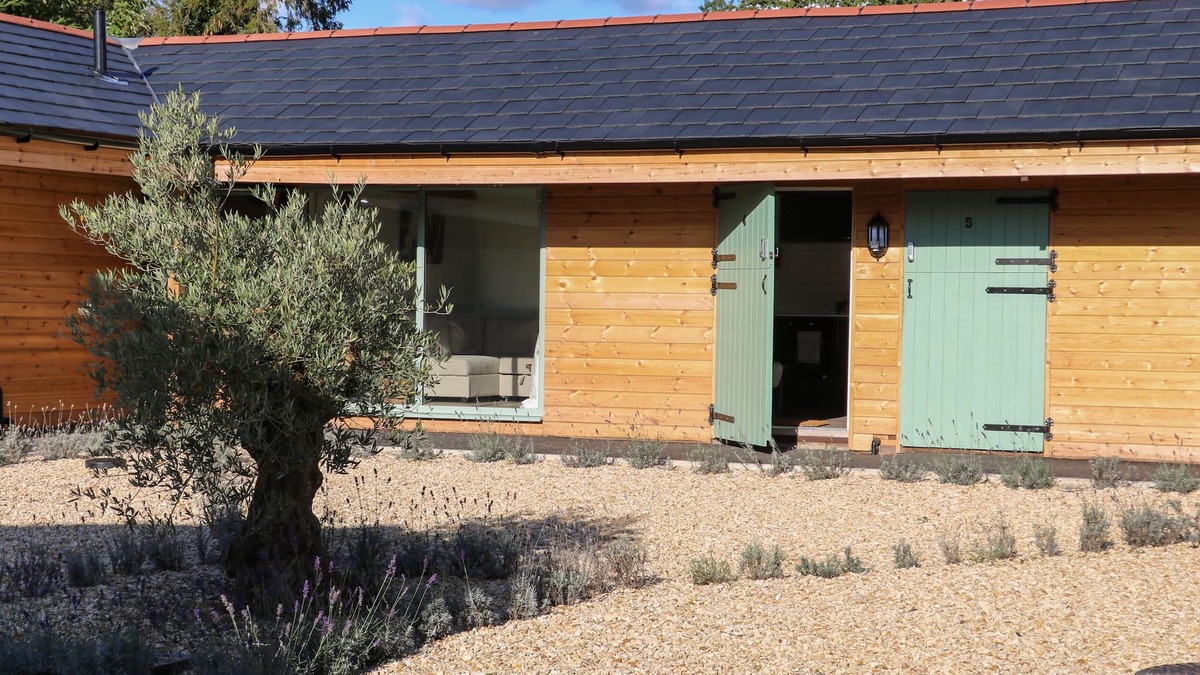 Aldermaston Wharf Apartment | TEMPORALE - NO. 4, pet friendly, with a garden in Goring-On-Thames