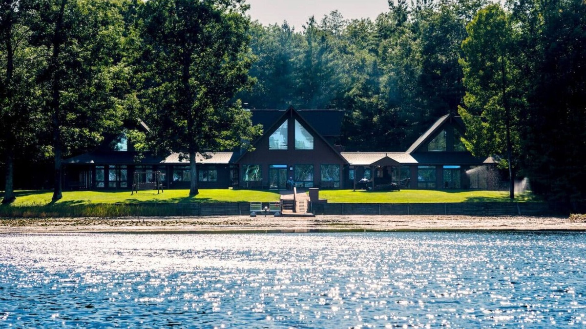 Bitely Cabin | Ten Bdr Lodge with Private Lake & More!