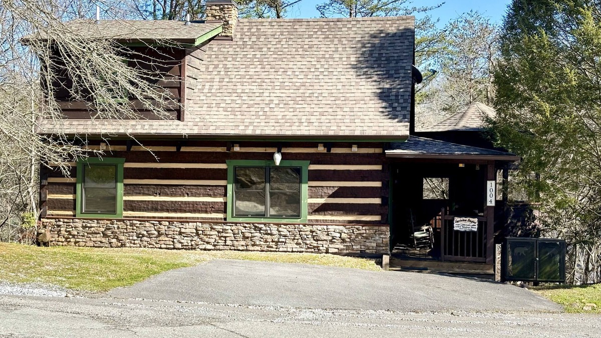 Sevierville Cabin | TENNESSEE CABIN! CONVENIENT LOCATION! COZY & COMFORTABLE! BOOK TODAY!