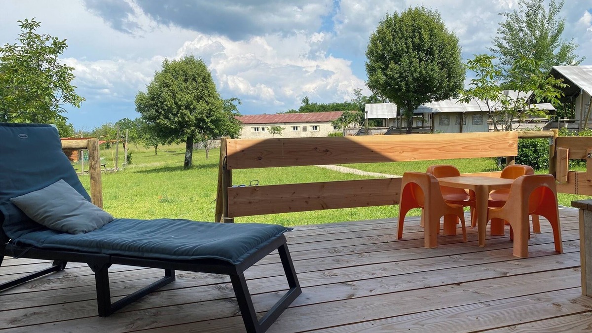 Jayac RV Rental | Tente Safari Équipée, Piscine, Camping Familial, Salle de Bain Privé