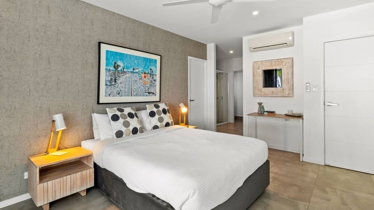 Oak Beach House | Tenterfield on Oak is the serene tropical beachfront retreat you have been searching for!