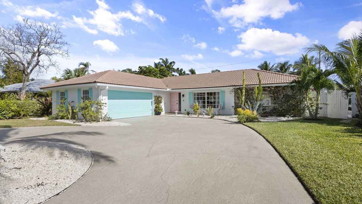Jupiter House | Tequesta/Jupiter Pool Home close to Beaches and Dining. 2 miles to the beach.