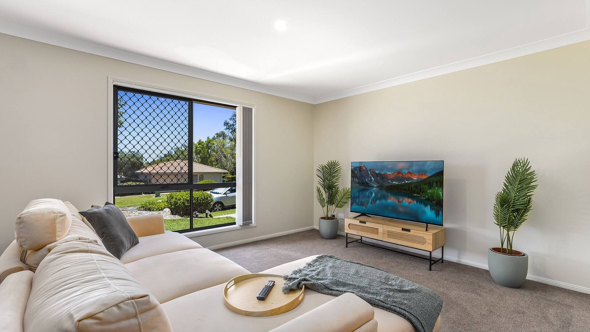 Eight Mile Plains House | Terbium Sanctuary: Centrally located to shopping, good food and parks
