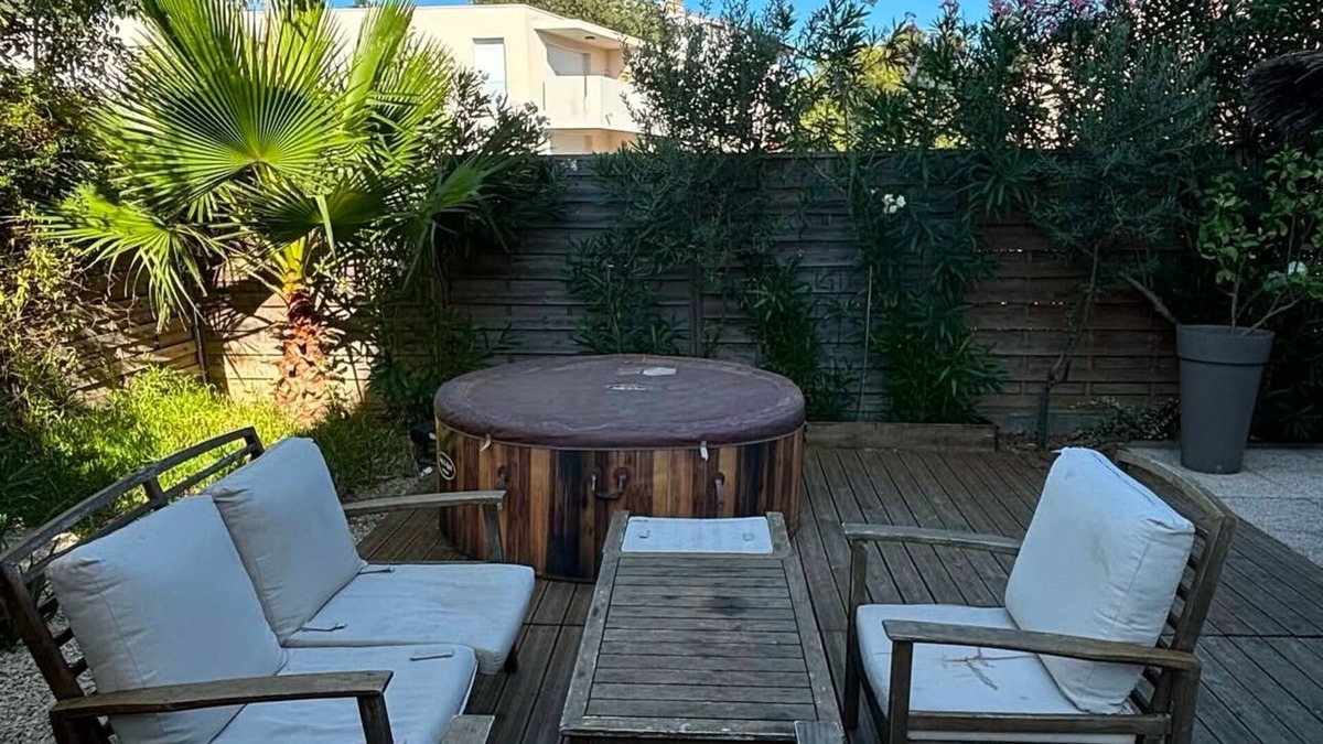 Lemasson Apartment | Terrace apartment with pool