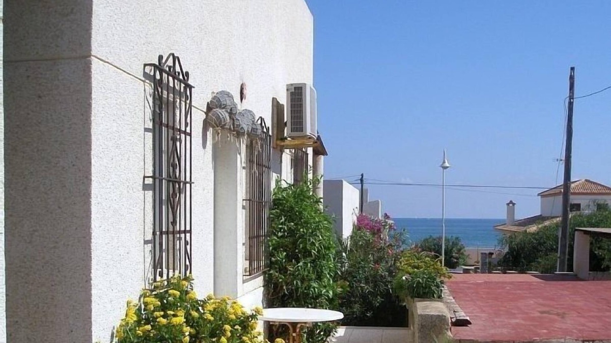 El Moncayo House | Terrace bungalow, sleeps 4-5, 50 m from the sandy beach & close to the centre
