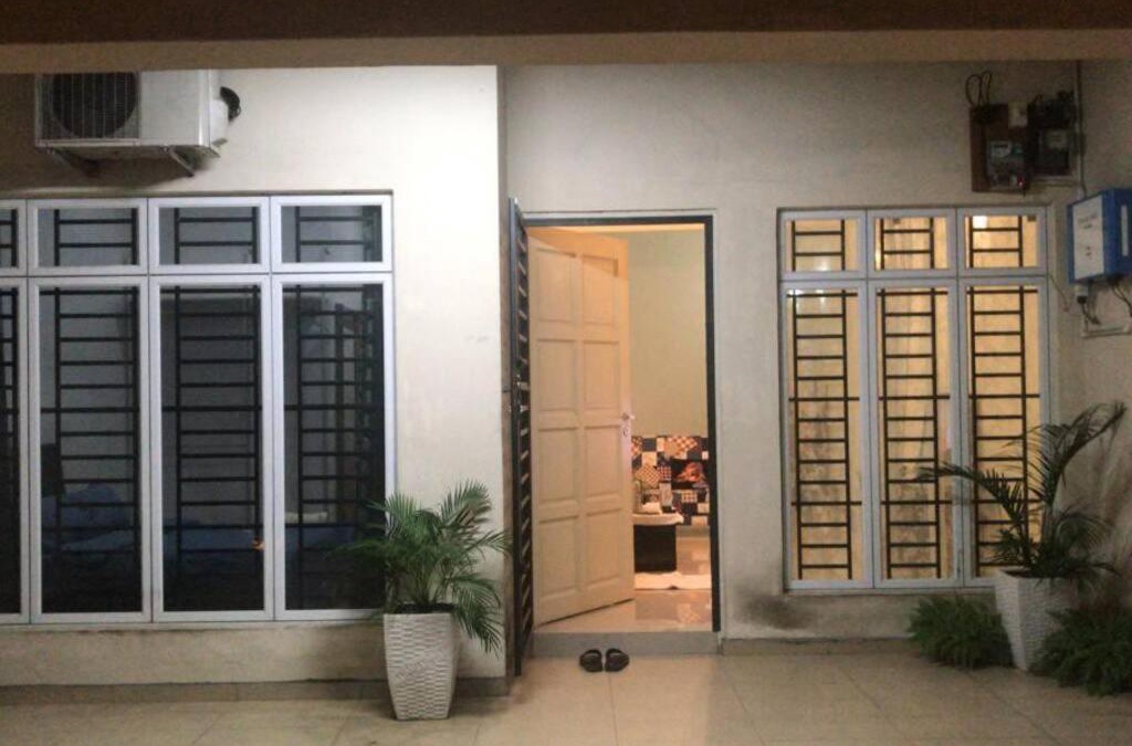 Taman Pelangi House | Terrace house near Stulang Laut CIQ Midvalley KSL for 7Pax