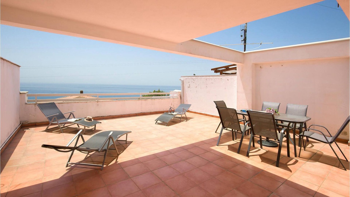 Cetraro House | Terraced house with a beautiful terrace and a wide view of the sea.
