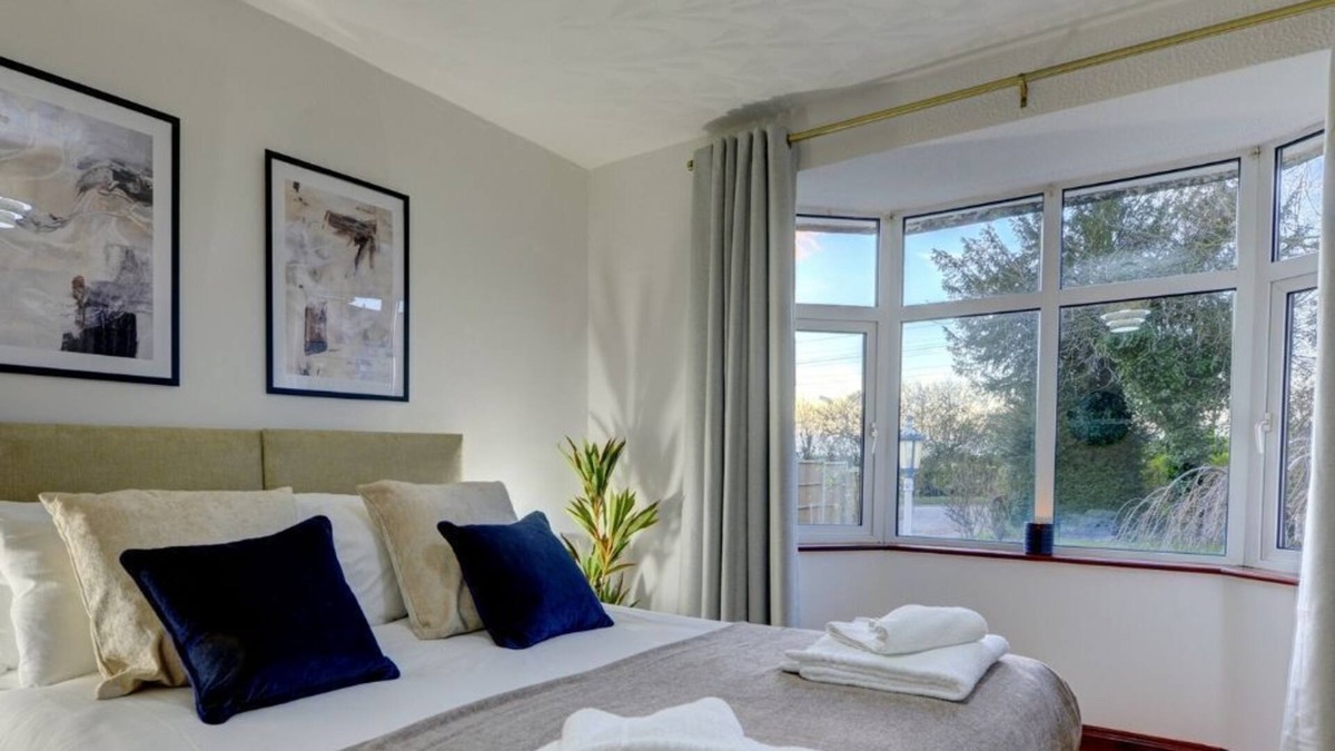 Bedford Villa | Terracotta House | Newly Refub House with Parking I eco-Short Term Let by SILVA
