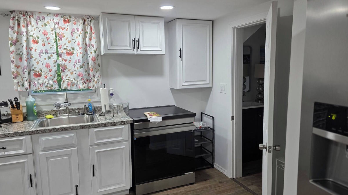 Ashford House | Terrific 4-bedroom house with AC in Ashford