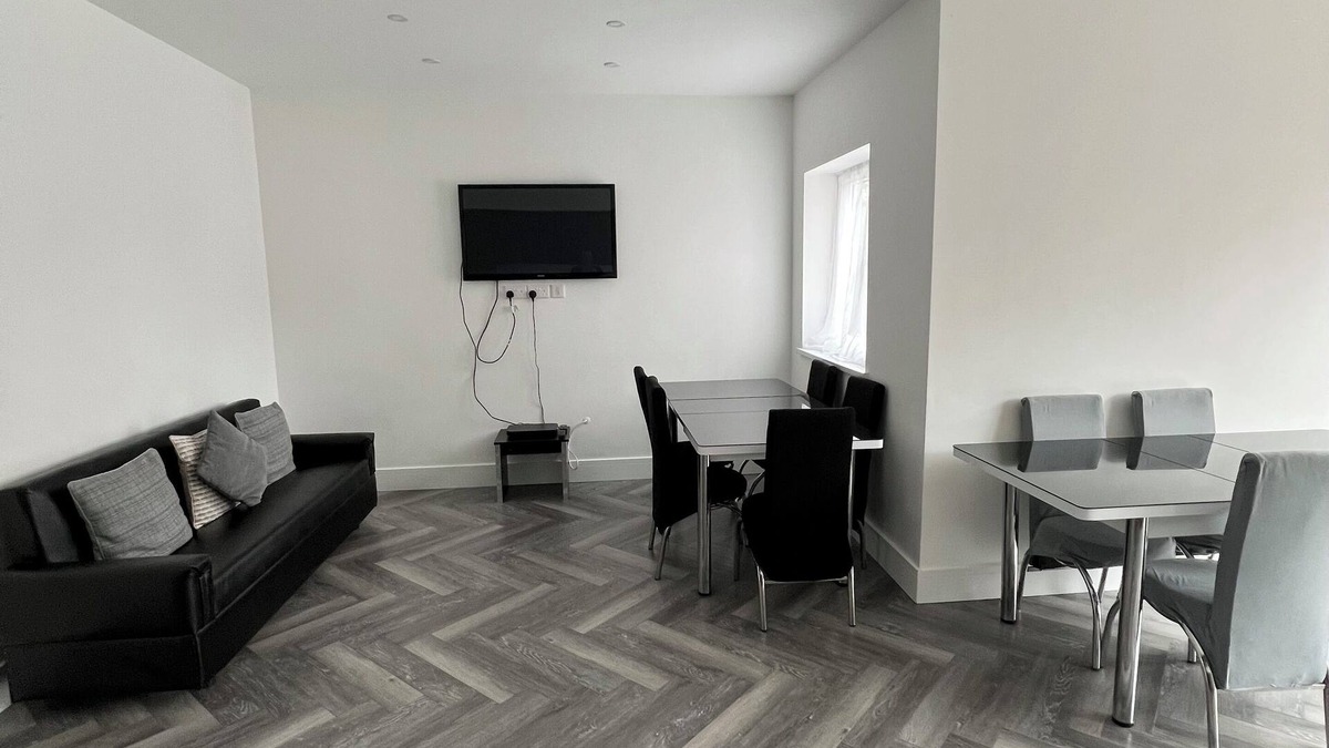 Cranbrook House | Terrific 5bedroom house with WiFi ,2 min walk to RedBridge underground station