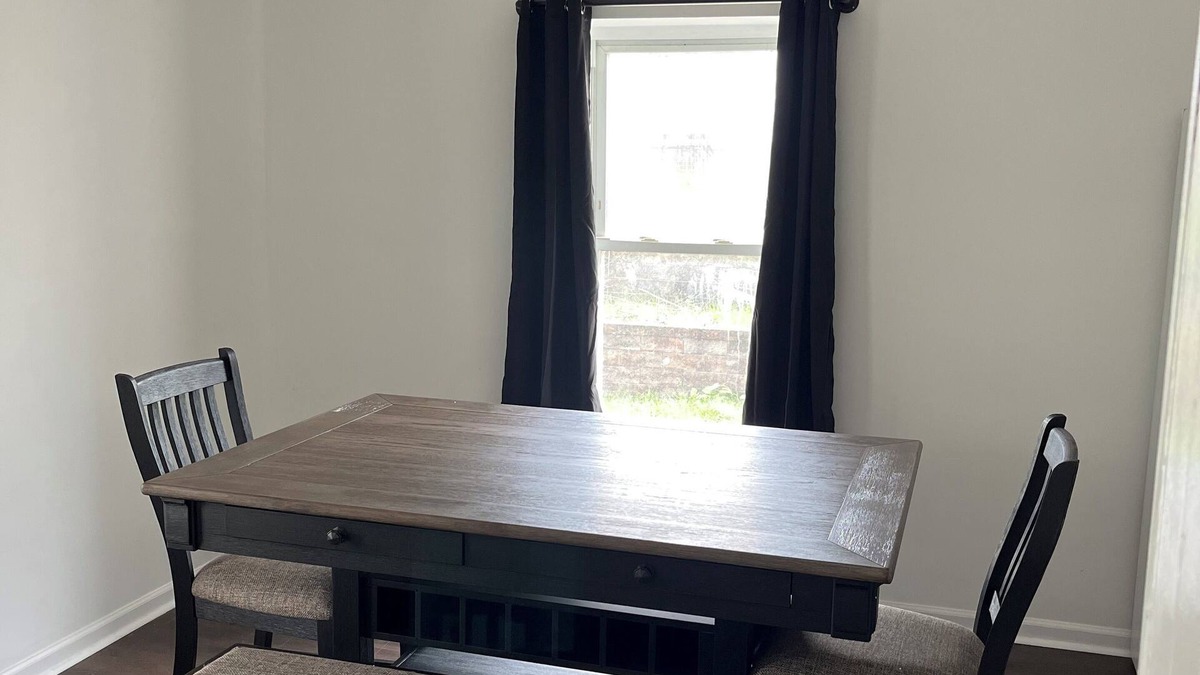 Slovan House | Terrific 6-bedroom house with WiFi in Burgettstown