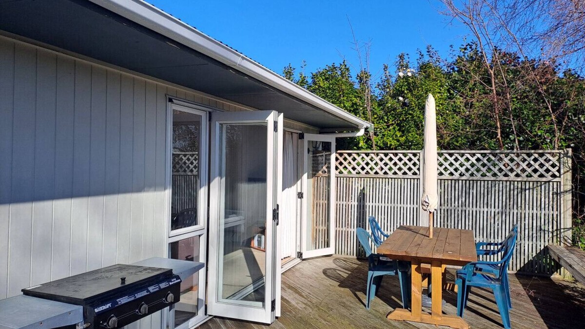 Wharewaka House | Teti Bach - Short stroll to Lakes edge