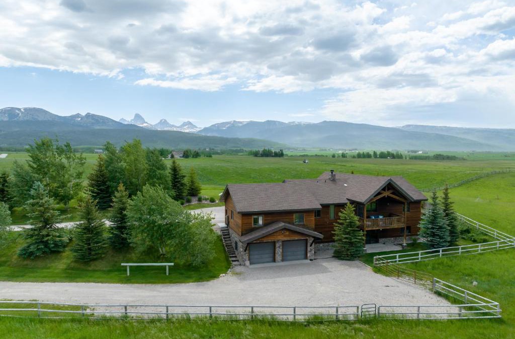 Clawson House | Teton Melody by KABINO Partial Air Conditioning Hot Tub FirePit Foosball Telescope Games WiFi Grill Mtn Views