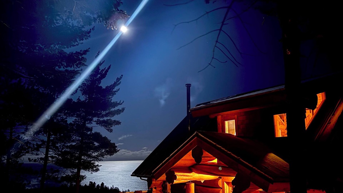 Silver Bay Cabin | Tettegouche Cedar Log Cabin amazing Lake Superior views near 4 state parks, SHT