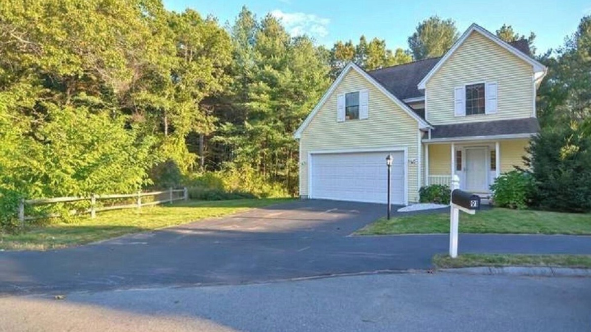 Tewksbury House | Tewksbury MA 5 night minimum stay 4 beds, 2.5 baths, quiet neighborhood,