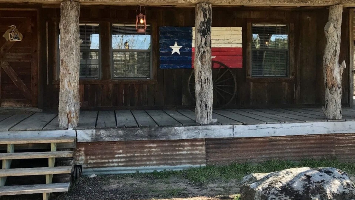 Eustace Cabin | Texas Bunkhouse at Bluegill Lake Cabins