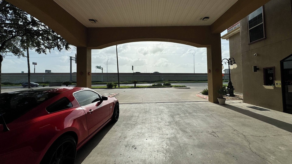 Edinburg Hotel | Texas Inn and Suites City Center at University Dr.