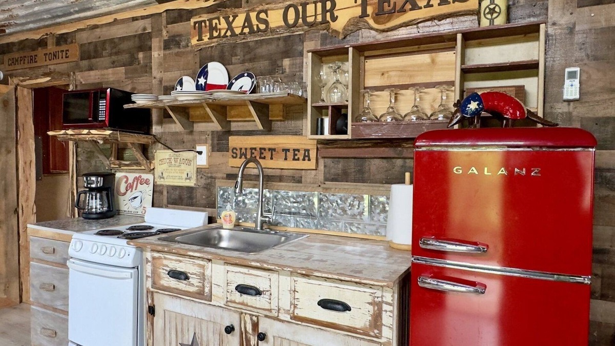 Voca Cabin | Texas Our Texas | Fun & Unique Cabin Close to Castell