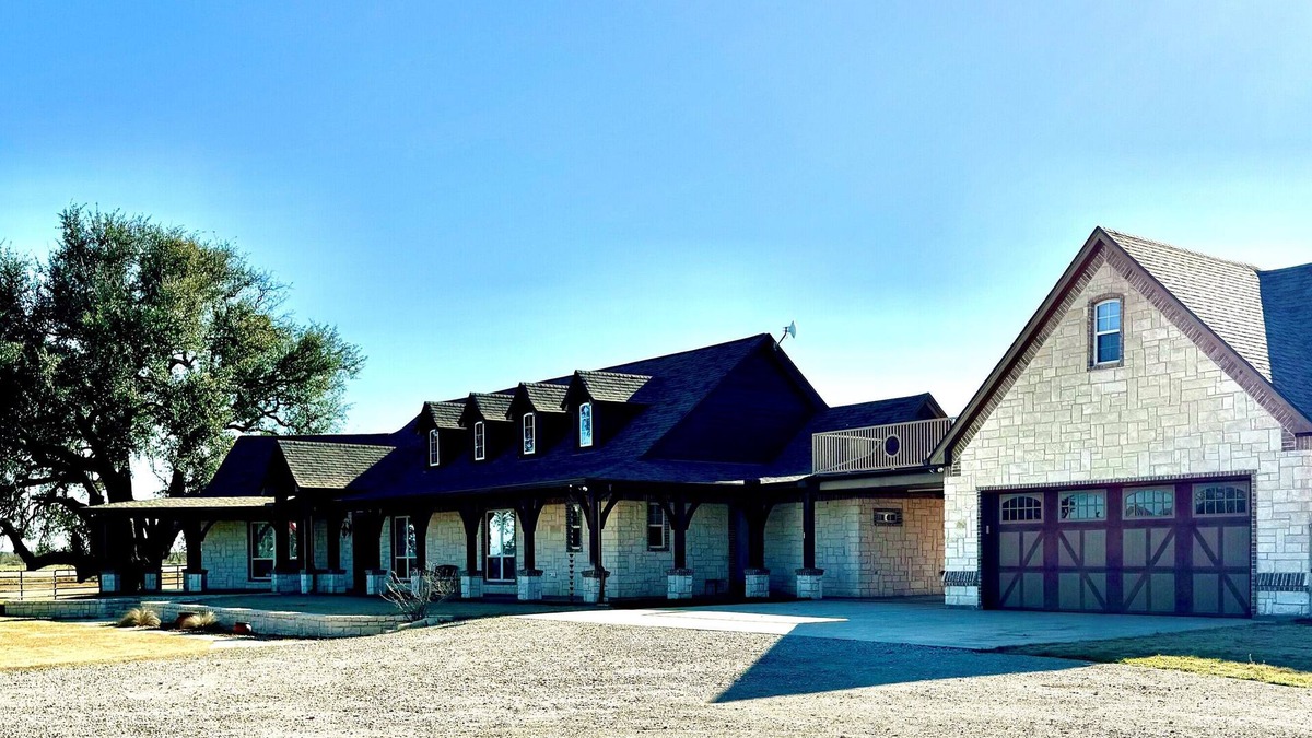 Rochelle House | Texas River Ranch-518 Acres; 2 Homes, Sleeps 21; +/- 3 Miles of River Frontage