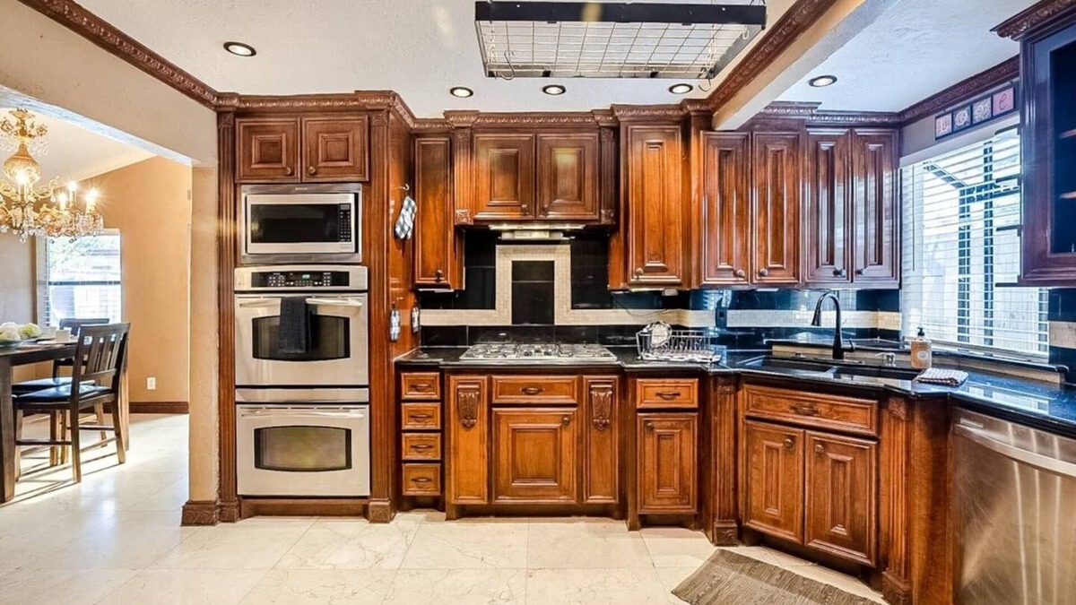 Spring Branch East House | TEXAS SIZE | Pool +Hot tub | Bar | 8 br&4ba