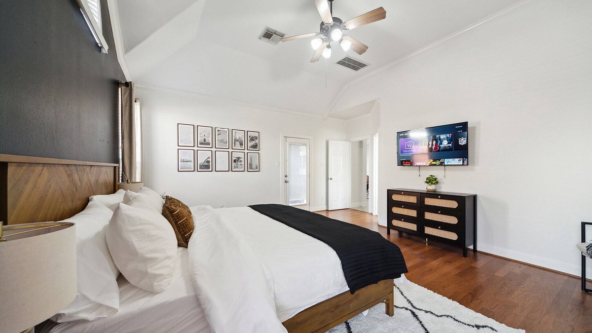 Klein House | Texas Themed Modern Spacious Getaway w/Hot Tub & Games - PETS - Mid Term Stays