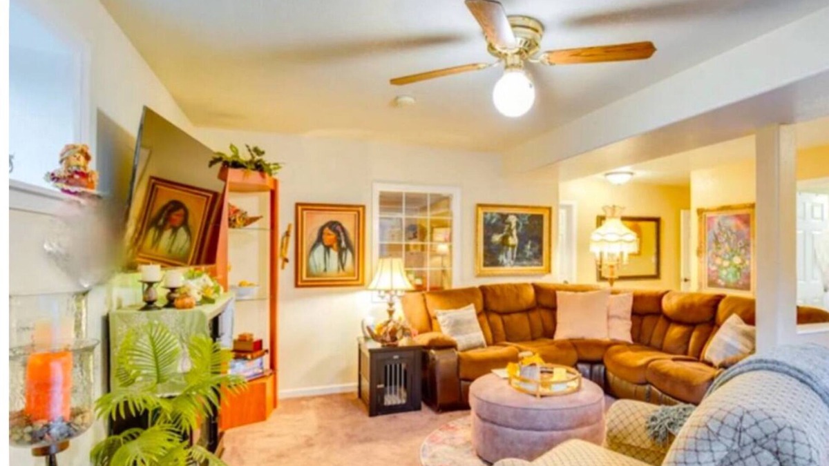 Graham House | tExclusive Spacious 1500 sq ft 2BR Suite with Hot Tub, Sauna, Gym & BBQ Deck