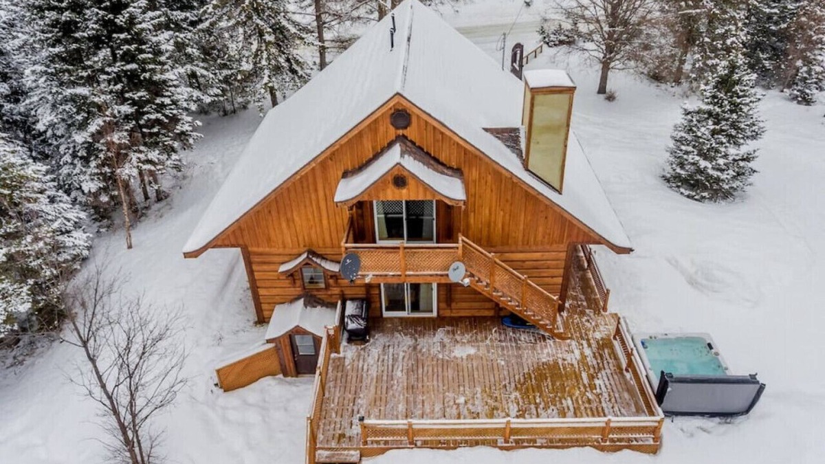 Lantier Ski Chalet | The Escapade - Private hot tub with pool table 6BR