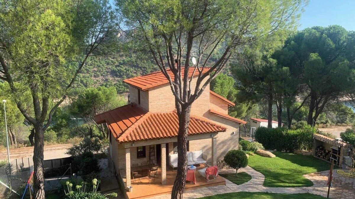 San Martin de Valdeiglesias Ski Chalet | The Brick House. Ideal for families with garden and swimming pool.