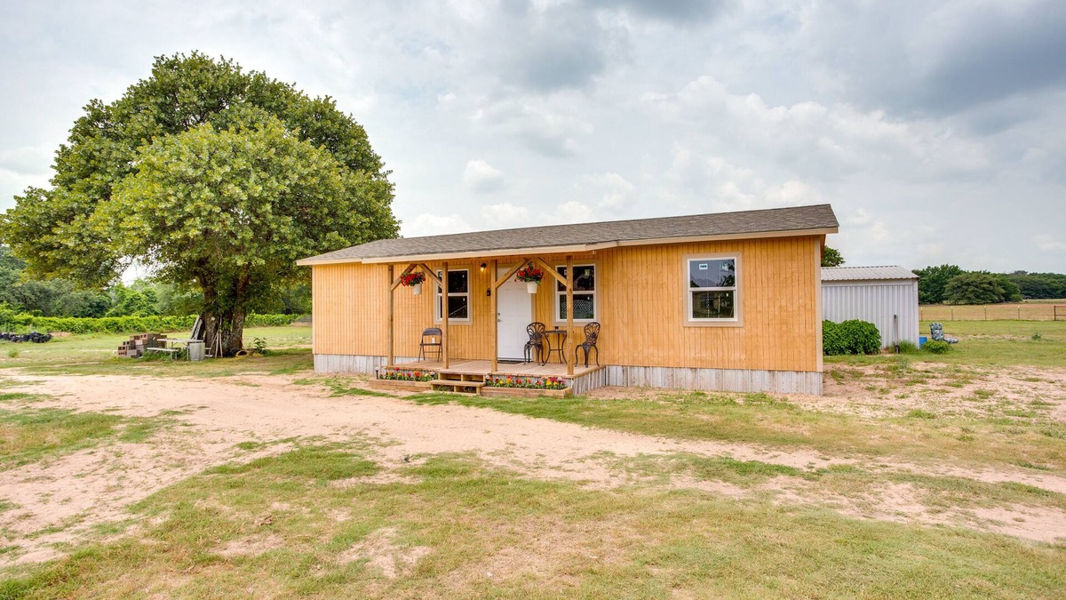Thackerville House | Thackerville Getaway w/Porch - Near WinStar!