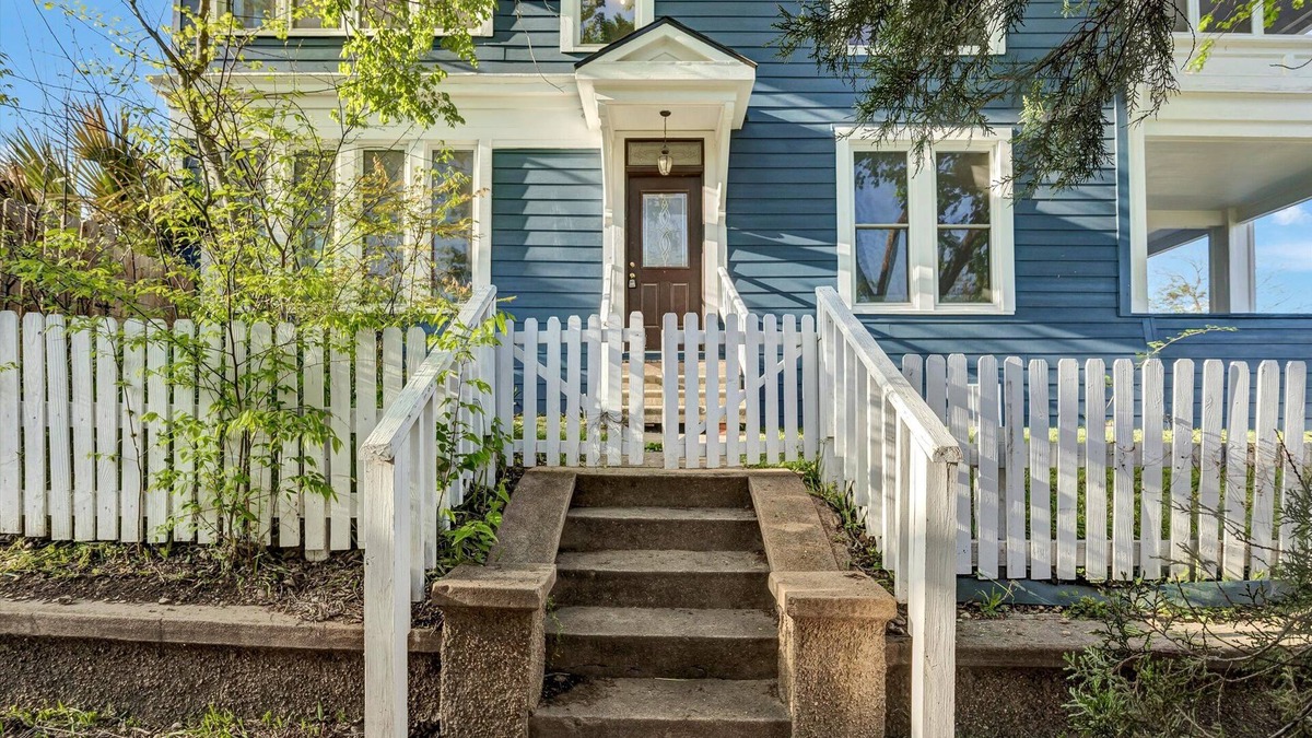 Taylor Bed & Breakfast | Thames Home