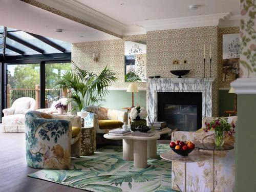 Wraysbury House | Thames Mansion - Water View