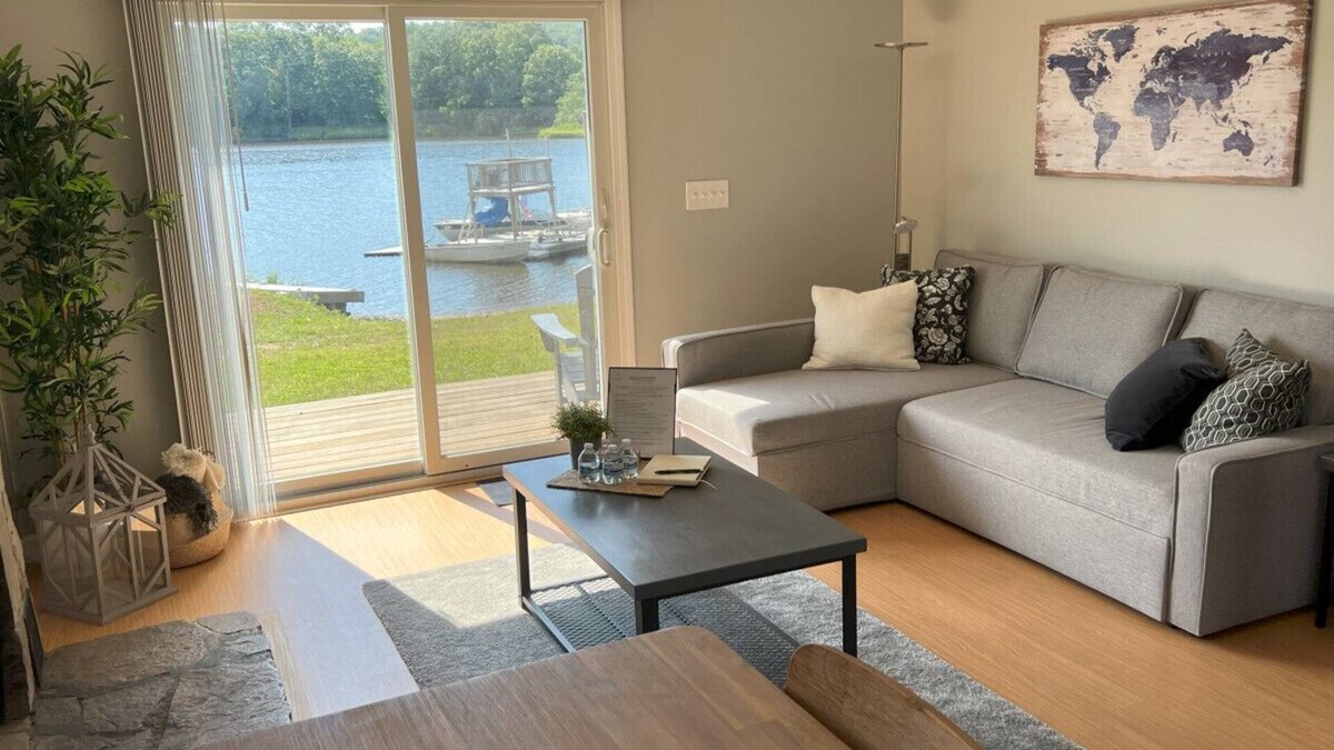Uncasville House | Thames River Cottage · Near Casinos - USCGA