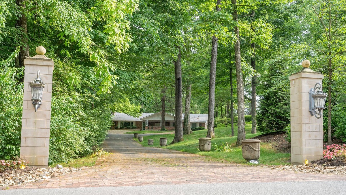 Carbondale House | Thanksgiving Dates Available for the First Time in Years!