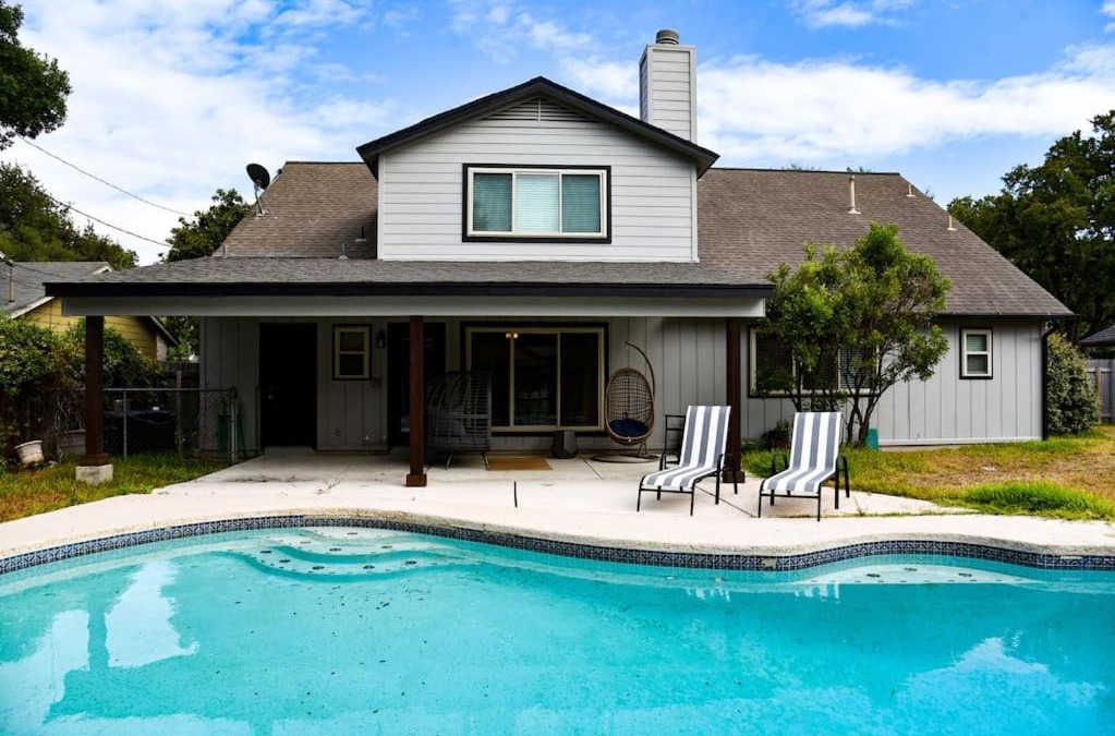 Round Rock House | That 70s House -Fun 6 Bedroom W Pool & Game Room