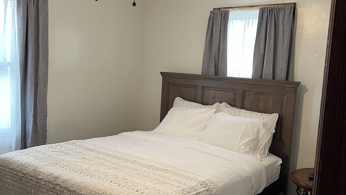 Steubenville Apartment | That's Amore! - Cozy 2-bedroom apartment in charming Steubenville with WiFi, AC