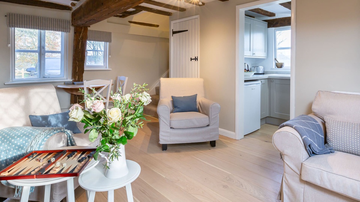 Finchingfield House | Thatched 2 bed self-catering with river valley view