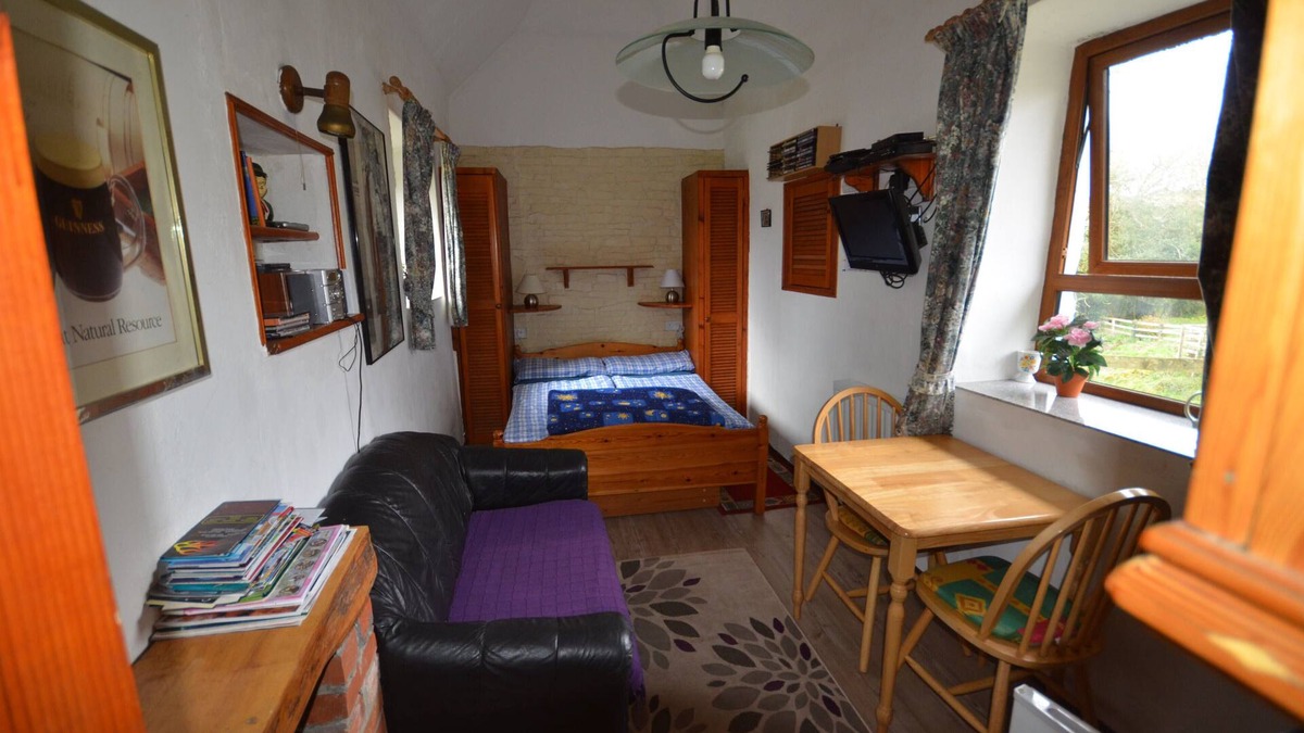 Shiplake House | thatched 2 person cottage with double bed