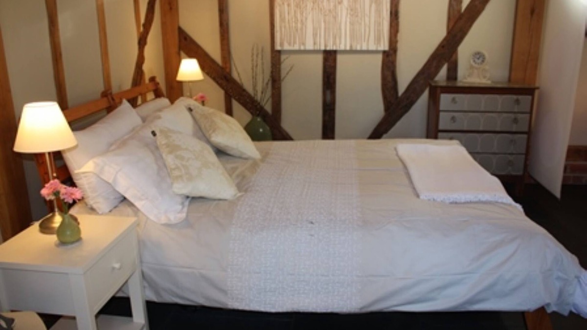 Clifton Hampden House | Thatched Barn Overlooking The River Thames
