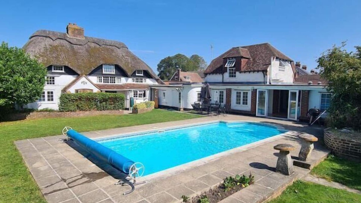 Chichester Cottage | Thatched Cottage with Secure Garden, Dog & Family Friendly!