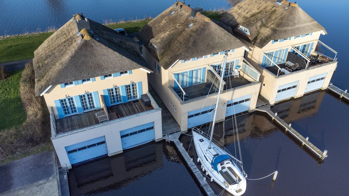 Stavoren House | Thatched house with water views
