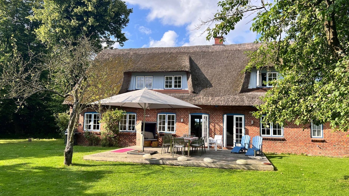 Giekau House | Thatched-roof cottage Ölböhm with large garden on Lake Selent - a paradise for families