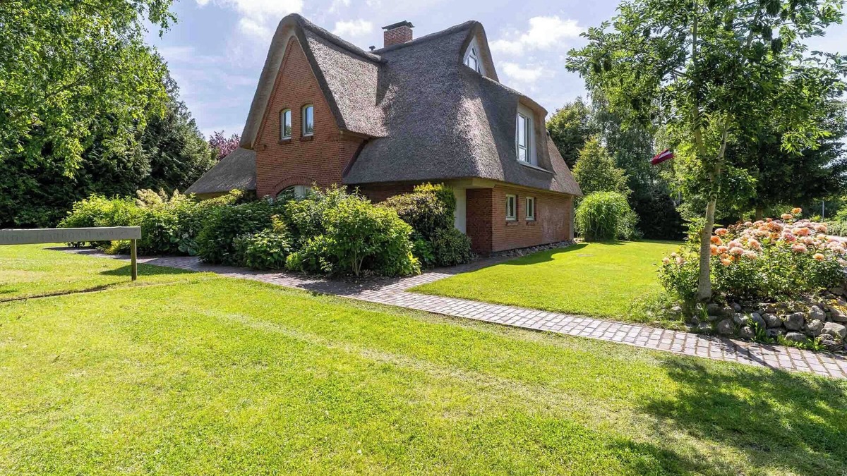 Tating House | Thatched-roof country house "Mini-Haubarg" in Tating - stylish, child-friendly & beachy