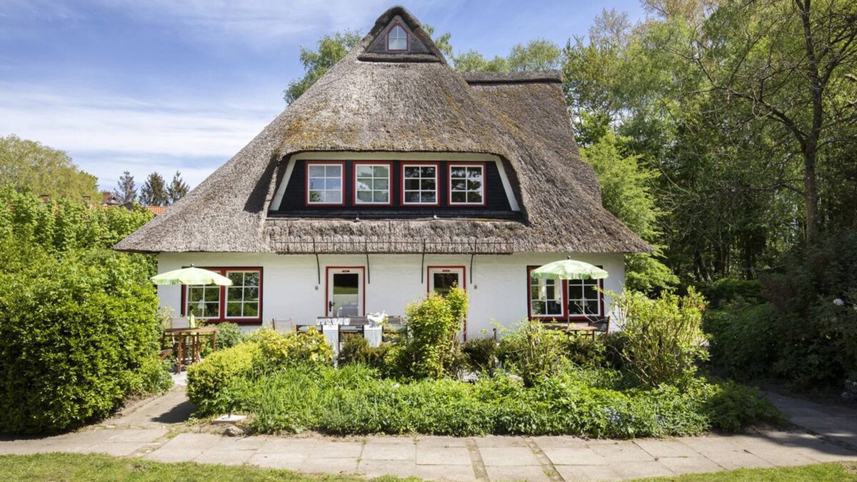 Manhagen House | Thatched roof house with proximity to the Baltic Sea, outdoor sauna, playground & large garden