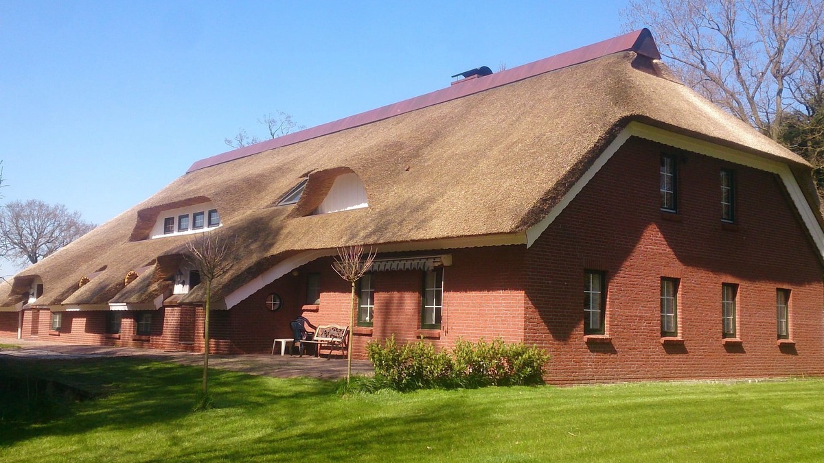 Ihlow Apartment | Thatched roof vacation apartment De Leev - Country house Lübbertsfehn in the middle of East Frisia