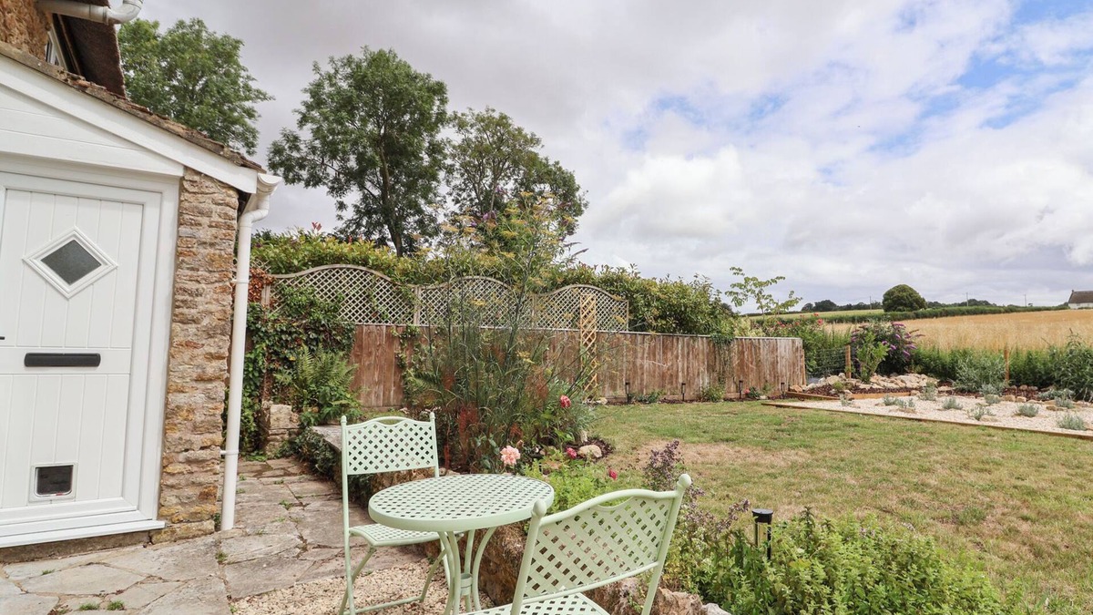 Sherborne Cottage | THATCHERS END, character holiday cottage, with a garden in Sherborne